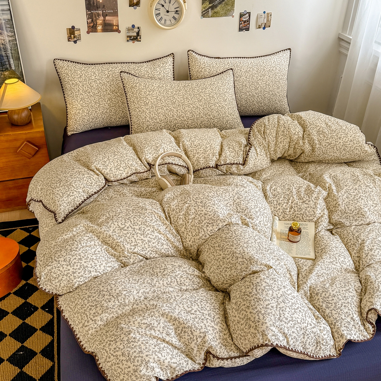 91家纺网 家纺一手货源 找家纺 晚爱家纺（原晚安家居） 2025新款云感双层纱贝壳边三角针工艺卡通小清新小碎花四件套 风铃