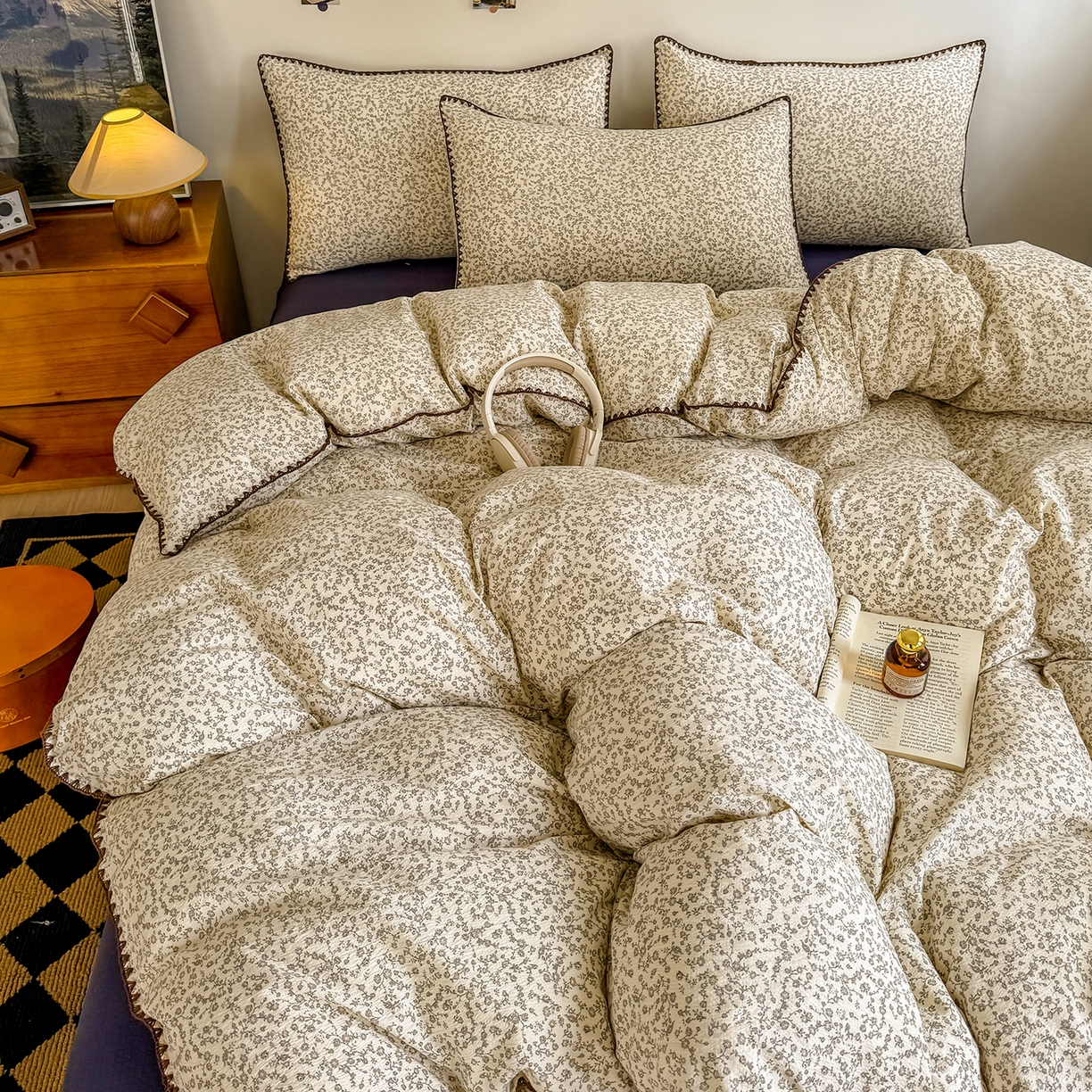 91家纺网 家纺一手货源 找家纺 晚爱家纺（原晚安家居） 2025新款云感双层纱贝壳边三角针工艺卡通小清新小碎花四件套 风铃