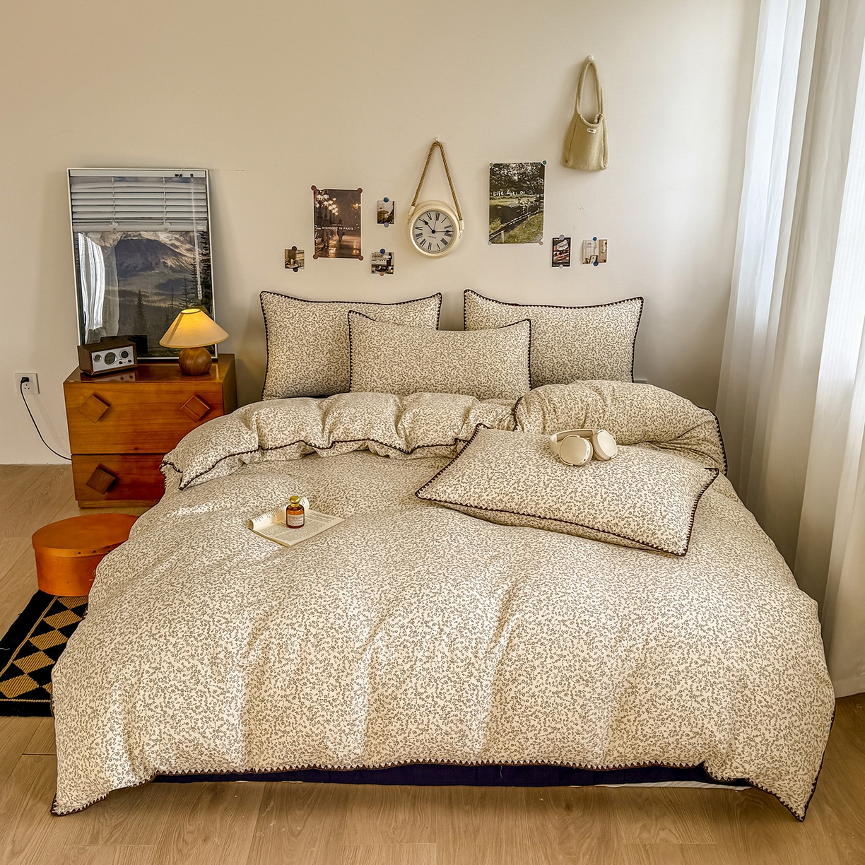 91家纺网 家纺一手货源 找家纺 晚爱家纺（原晚安家居） 2025新款云感双层纱贝壳边三角针工艺卡通小清新小碎花四件套 风铃