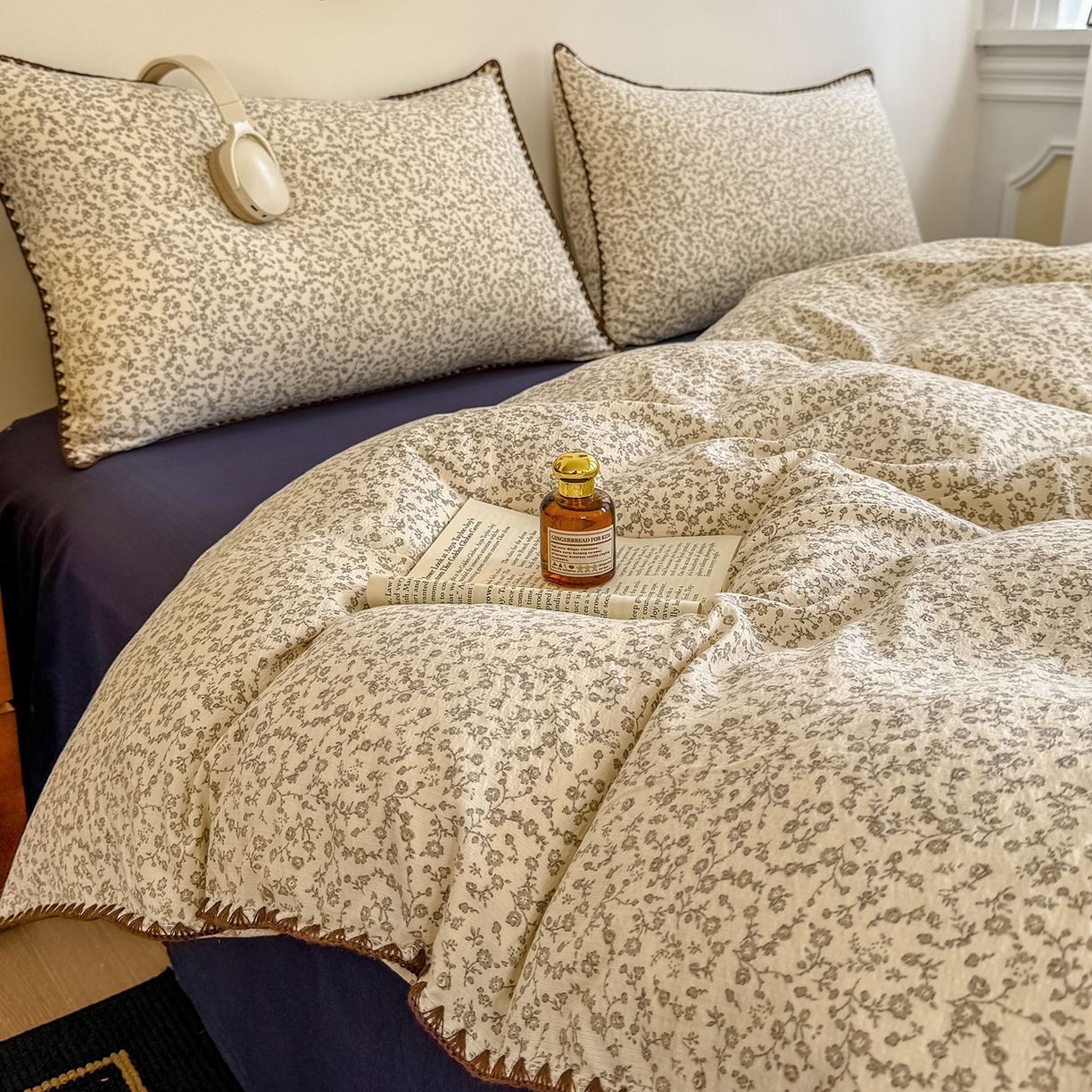 91家纺网 家纺一手货源 找家纺 晚爱家纺（原晚安家居） 2025新款云感双层纱贝壳边三角针工艺卡通小清新小碎花四件套 风铃