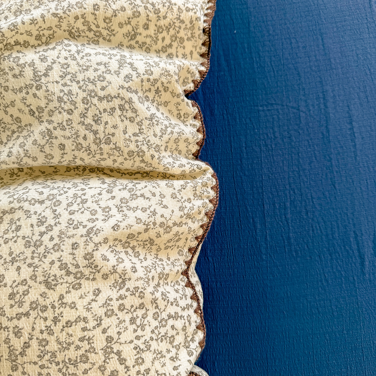 91家纺网 家纺一手货源 找家纺 晚爱家纺（原晚安家居） 2025新款云感双层纱贝壳边三角针工艺卡通小清新小碎花四件套 风铃