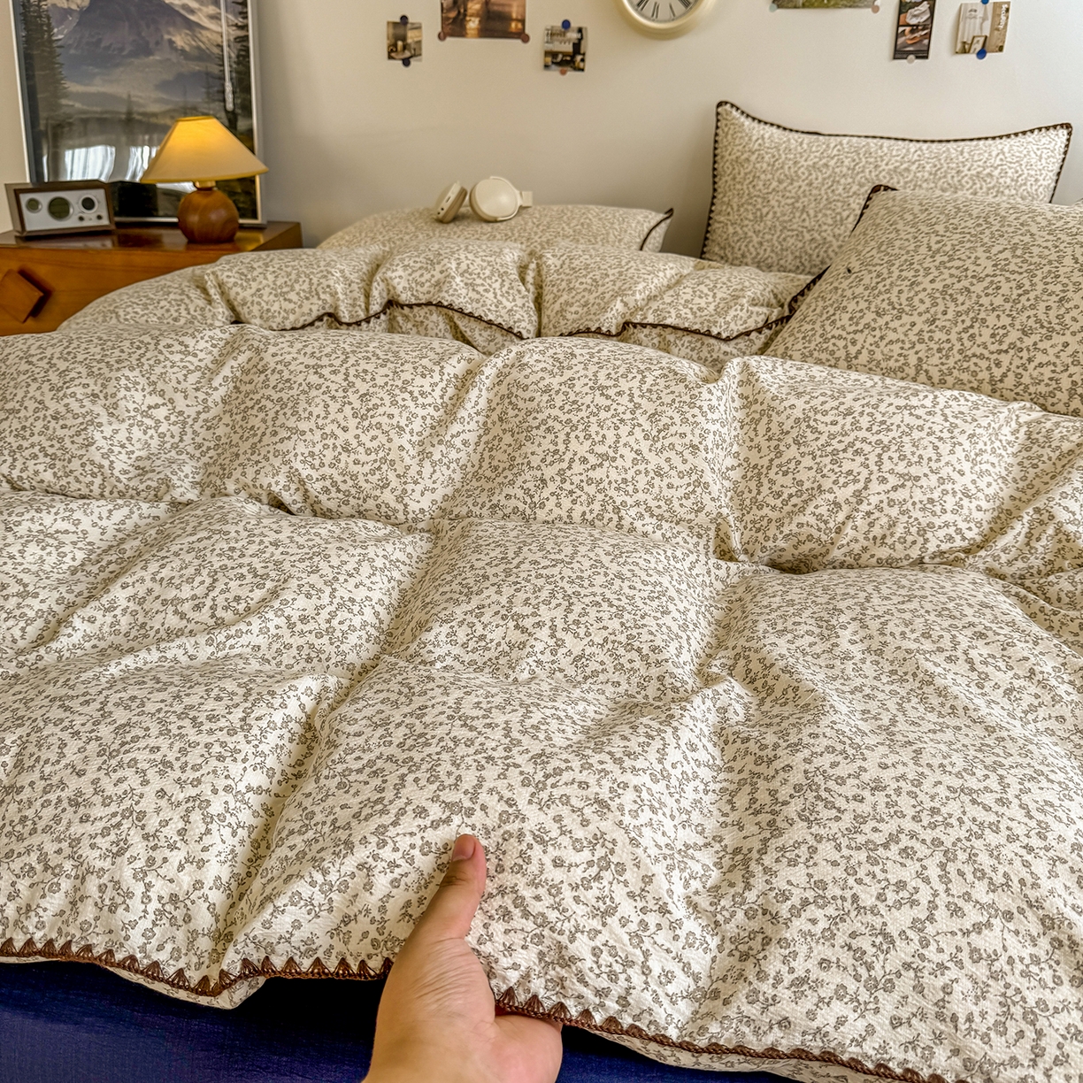 91家纺网 家纺一手货源 找家纺 晚爱家纺（原晚安家居） 2025新款云感双层纱贝壳边三角针工艺卡通小清新小碎花四件套 风铃