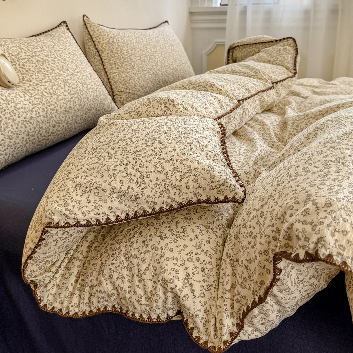 91家纺网 家纺一手货源 找家纺 晚爱家纺（原晚安家居） 2025新款云感双层纱贝壳边三角针工艺卡通小清新小碎花四件套 风铃