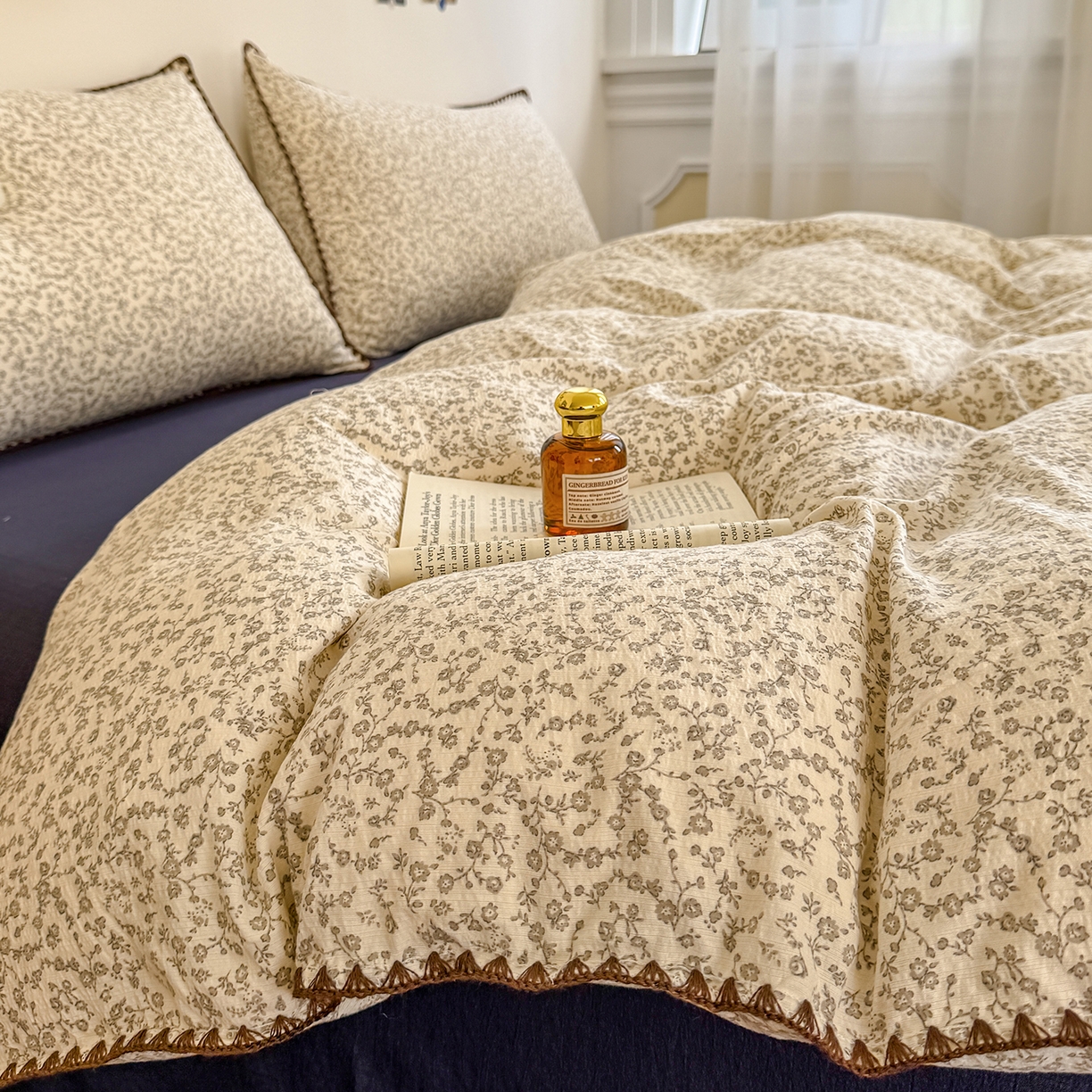 91家纺网 家纺一手货源 找家纺 晚爱家纺（原晚安家居） 2025新款云感双层纱贝壳边三角针工艺卡通小清新小碎花四件套 风铃