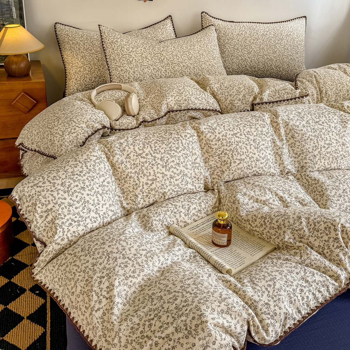 91家纺网 家纺一手货源 找家纺 晚爱家纺（原晚安家居） 2025新款云感双层纱贝壳边三角针工艺卡通小清新小碎花四件套 风铃