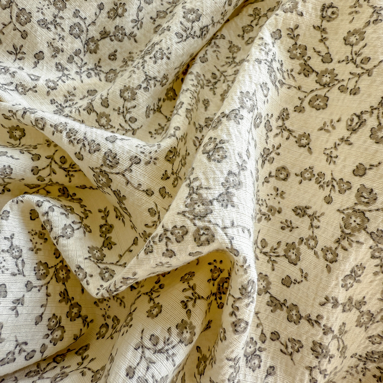 91家纺网 家纺一手货源 找家纺 晚爱家纺（原晚安家居） 2025新款云感双层纱贝壳边三角针工艺卡通小清新小碎花四件套 风铃