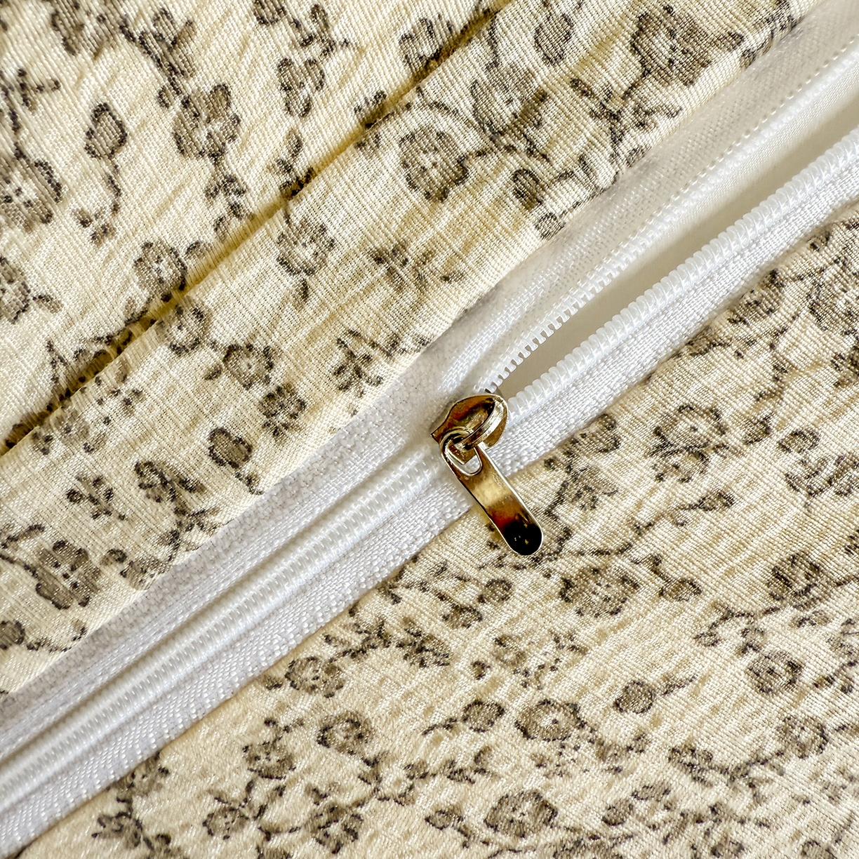 91家纺网 家纺一手货源 找家纺 晚爱家纺（原晚安家居） 2025新款云感双层纱贝壳边三角针工艺卡通小清新小碎花四件套 风铃