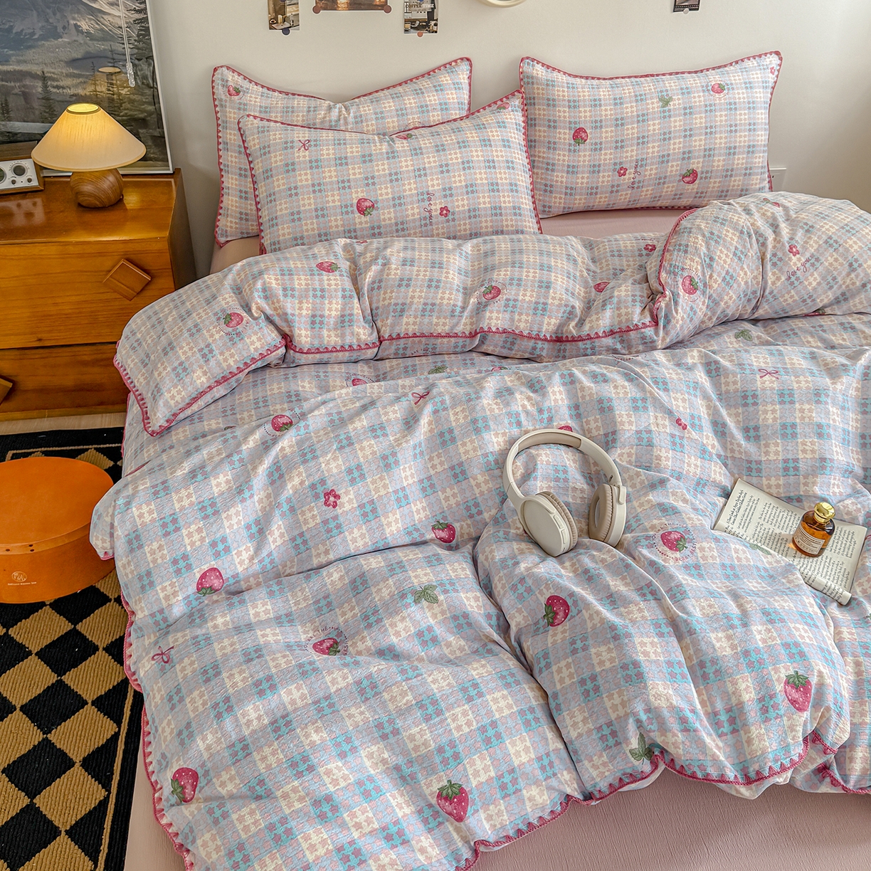 91家纺网 家纺一手货源 找家纺 晚爱家纺（原晚安家居） 2025新款云感双层纱贝壳边三角针工艺卡通小清新小碎花四件套 草莓甜心