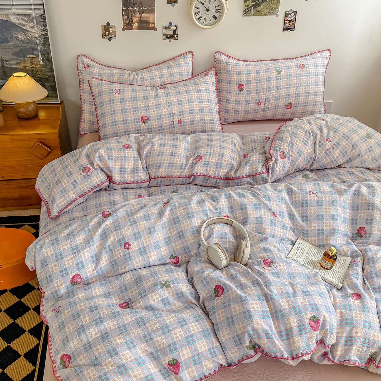 91家纺网 家纺一手货源 找家纺 晚爱家纺（原晚安家居） 2025新款云感双层纱贝壳边三角针工艺卡通小清新小碎花四件套 草莓甜心