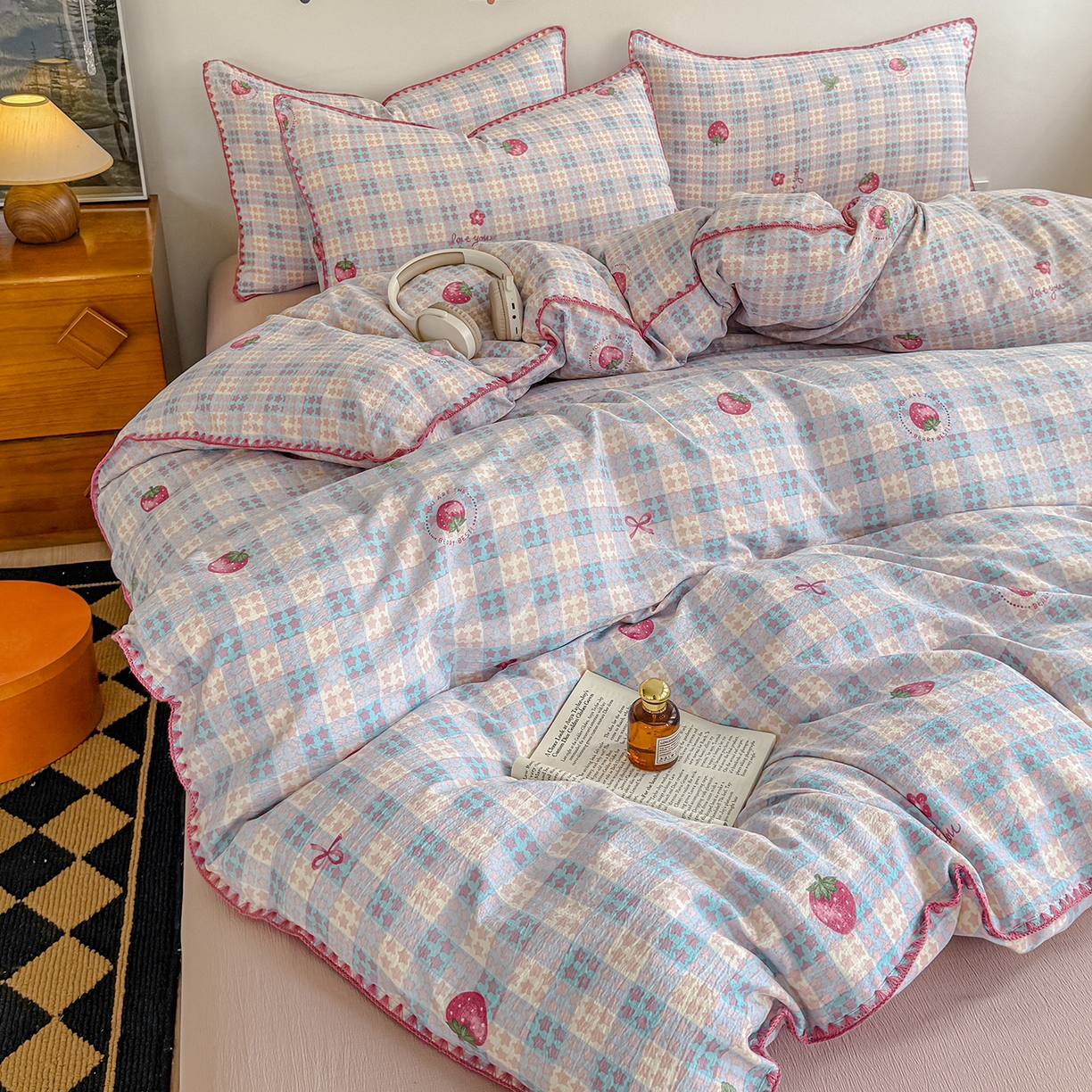 91家纺网 家纺一手货源 找家纺 晚爱家纺（原晚安家居） 2025新款云感双层纱贝壳边三角针工艺卡通小清新小碎花四件套 草莓甜心