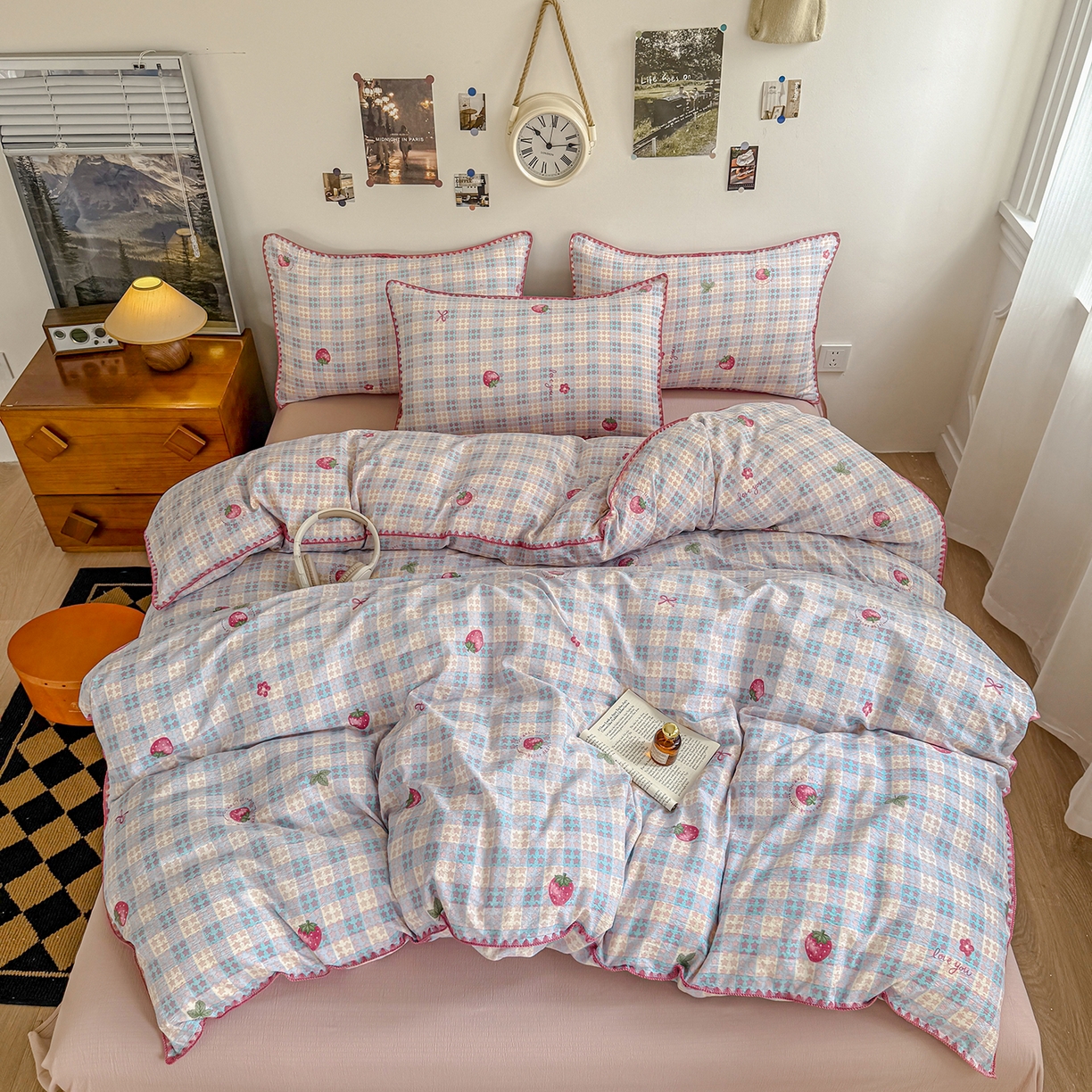 91家纺网 家纺一手货源 找家纺 晚爱家纺（原晚安家居） 2025新款云感双层纱贝壳边三角针工艺卡通小清新小碎花四件套 草莓甜心