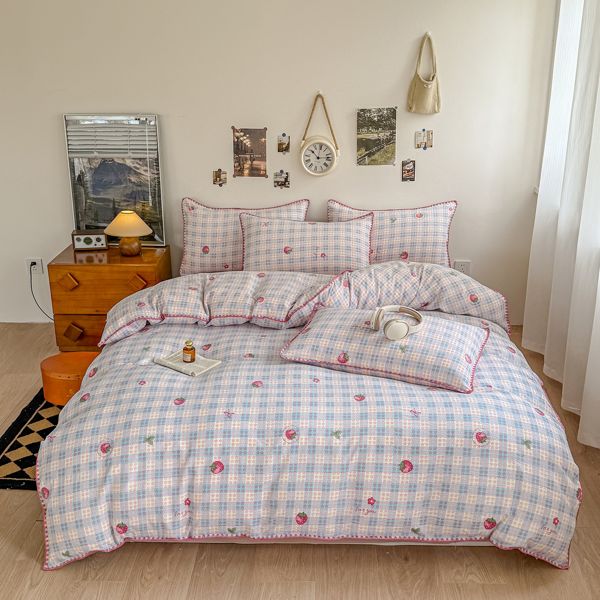 91家纺网 家纺一手货源 找家纺 晚爱家纺（原晚安家居） 2025新款云感双层纱贝壳边三角针工艺卡通小清新小碎花四件套 草莓甜心