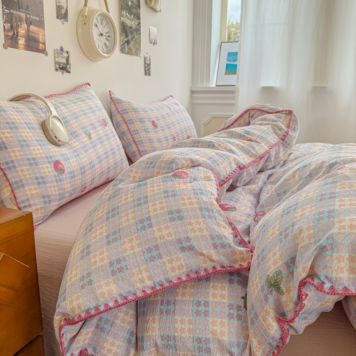 91家纺网 家纺一手货源 找家纺 晚爱家纺（原晚安家居） 2025新款云感双层纱贝壳边三角针工艺卡通小清新小碎花四件套 草莓甜心