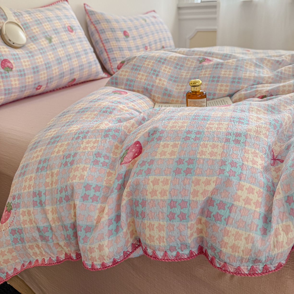 91家纺网 家纺一手货源 找家纺 晚爱家纺（原晚安家居） 2025新款云感双层纱贝壳边三角针工艺卡通小清新小碎花四件套 草莓甜心