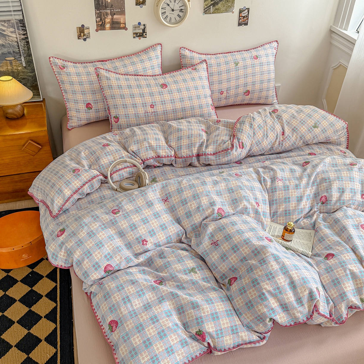 91家纺网 家纺一手货源 找家纺 晚爱家纺（原晚安家居） 2025新款云感双层纱贝壳边三角针工艺卡通小清新小碎花四件套 草莓甜心