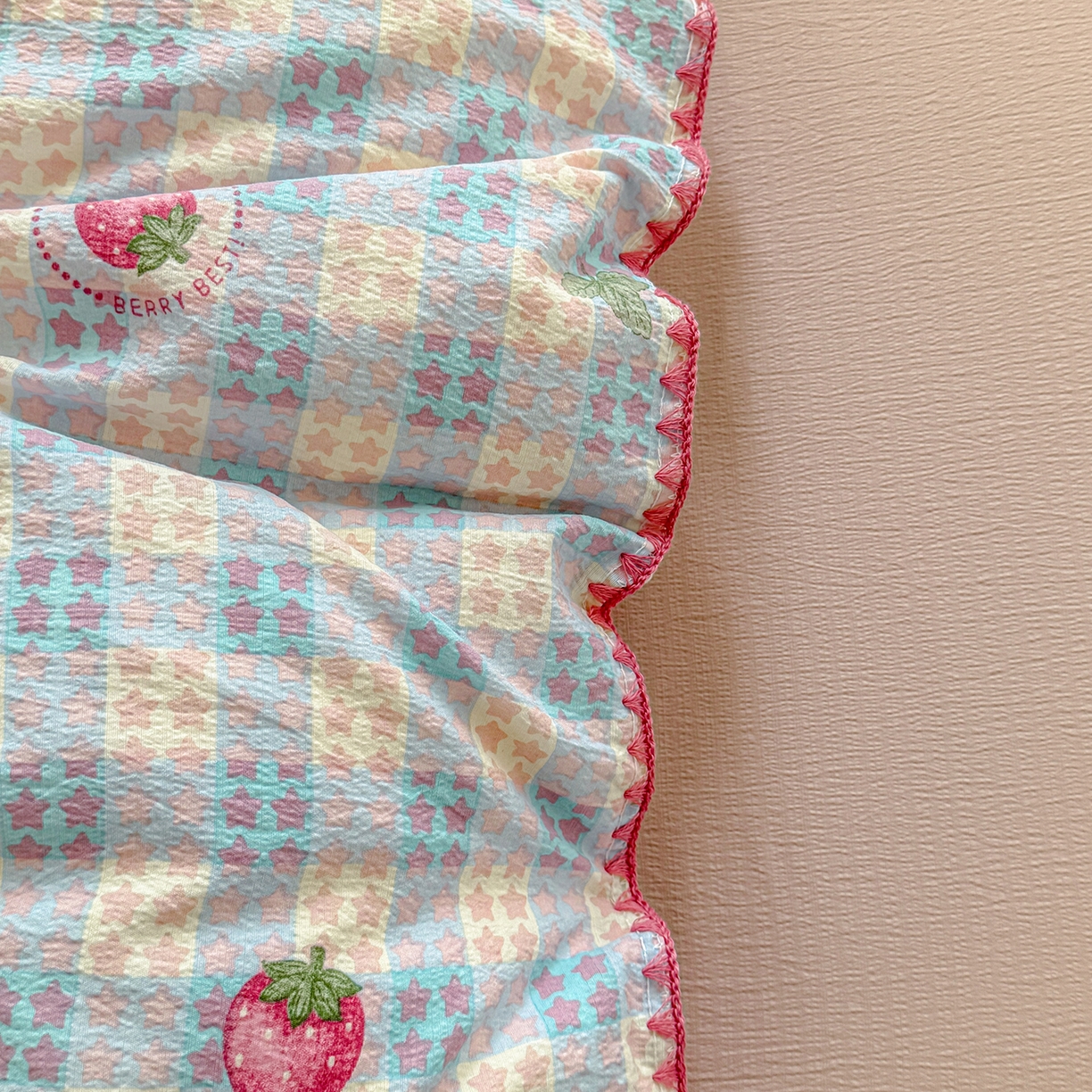 91家纺网 家纺一手货源 找家纺 晚爱家纺（原晚安家居） 2025新款云感双层纱贝壳边三角针工艺卡通小清新小碎花四件套 草莓甜心