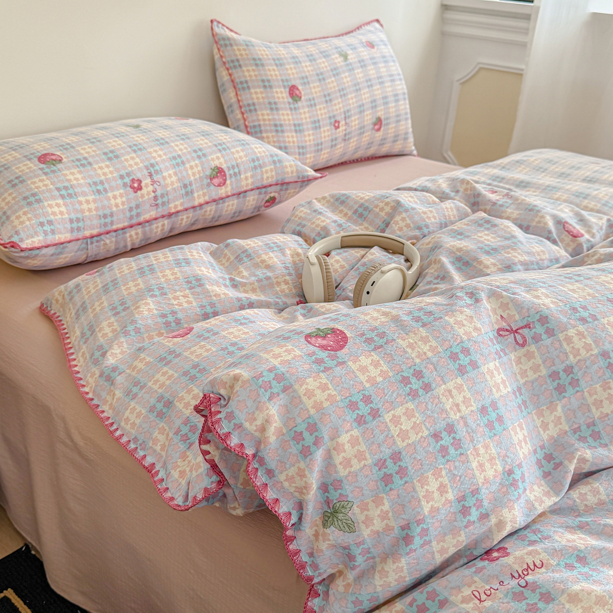 91家纺网 家纺一手货源 找家纺 晚爱家纺（原晚安家居） 2025新款云感双层纱贝壳边三角针工艺卡通小清新小碎花四件套 草莓甜心