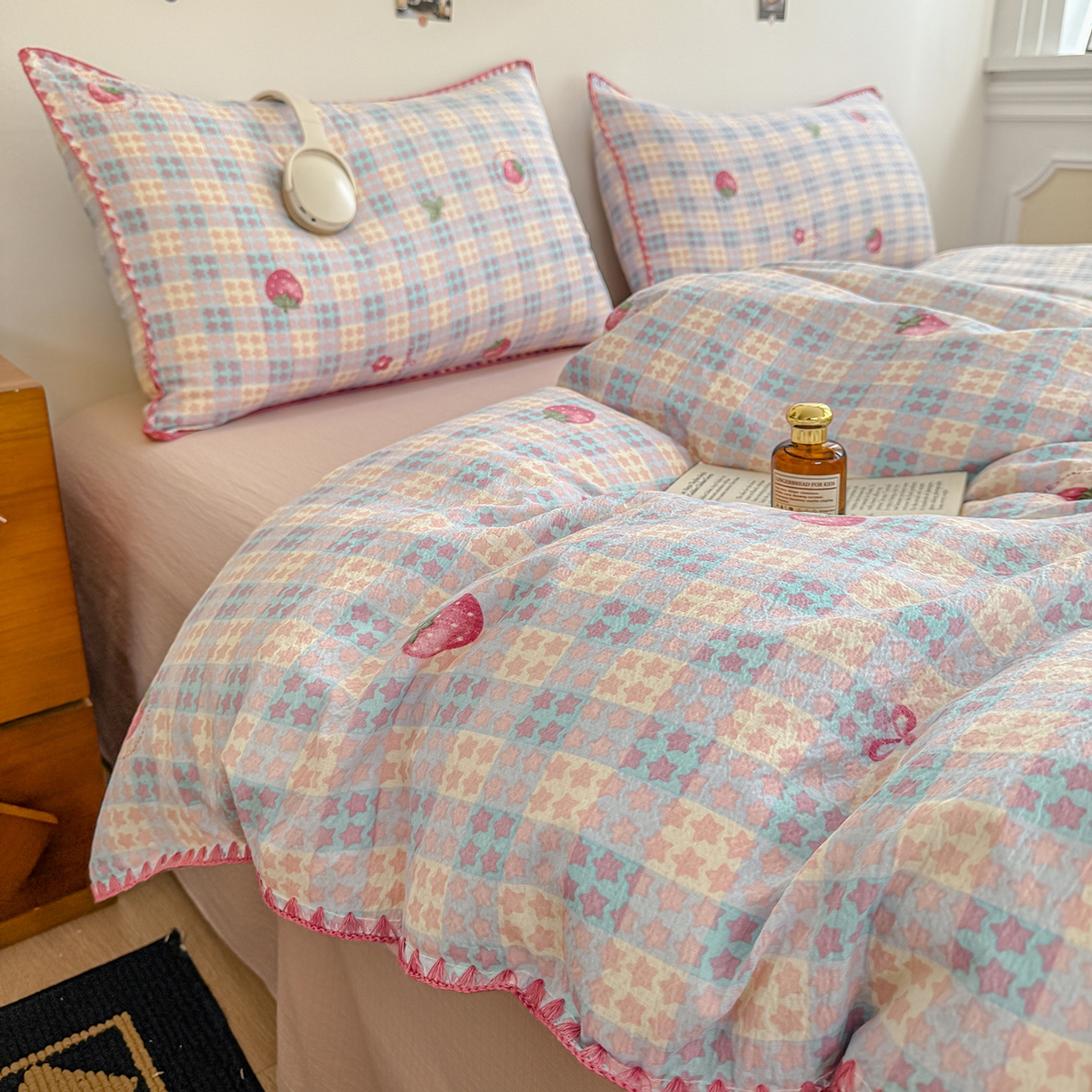 91家纺网 家纺一手货源 找家纺 晚爱家纺（原晚安家居） 2025新款云感双层纱贝壳边三角针工艺卡通小清新小碎花四件套 草莓甜心