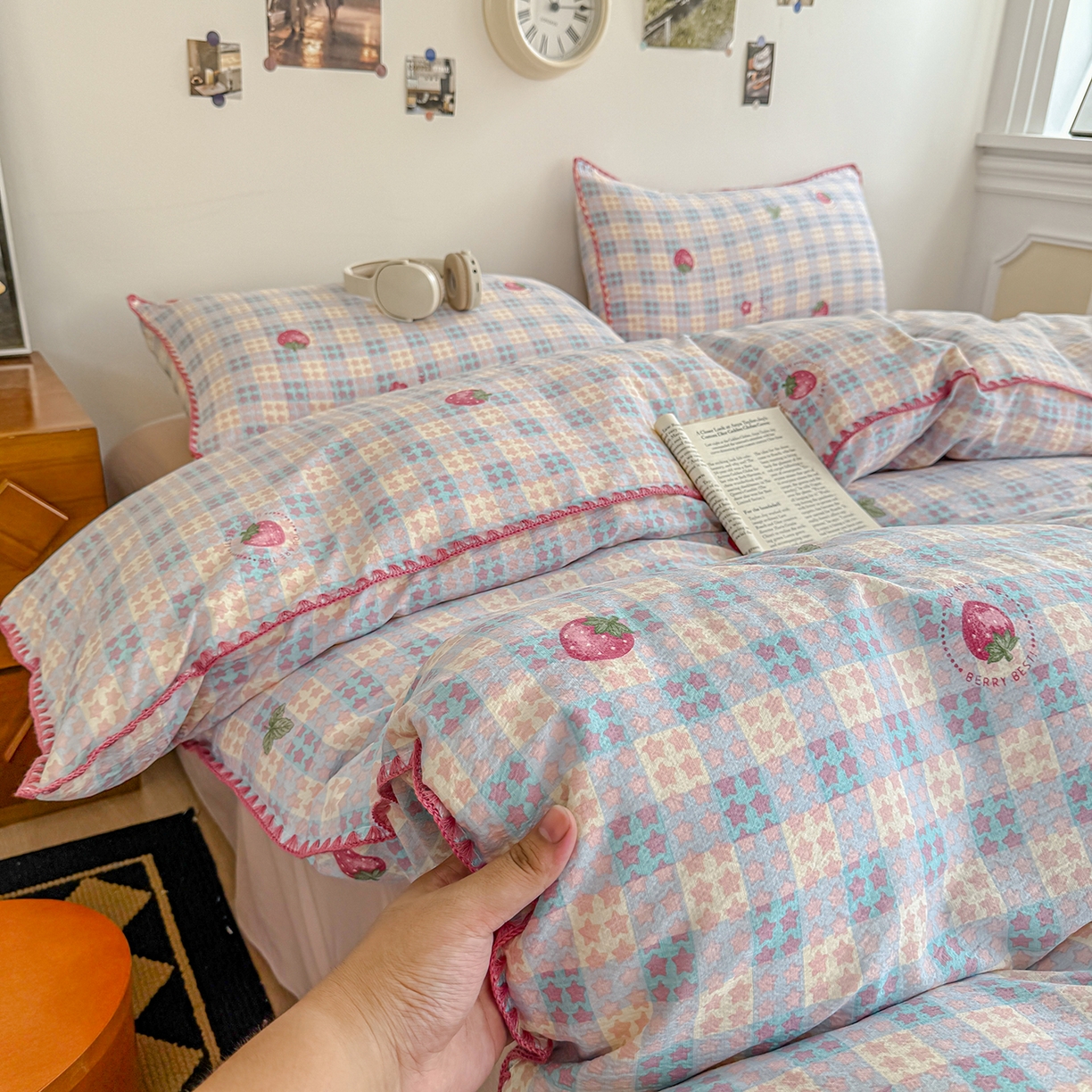 91家纺网 家纺一手货源 找家纺 晚爱家纺（原晚安家居） 2025新款云感双层纱贝壳边三角针工艺卡通小清新小碎花四件套 草莓甜心