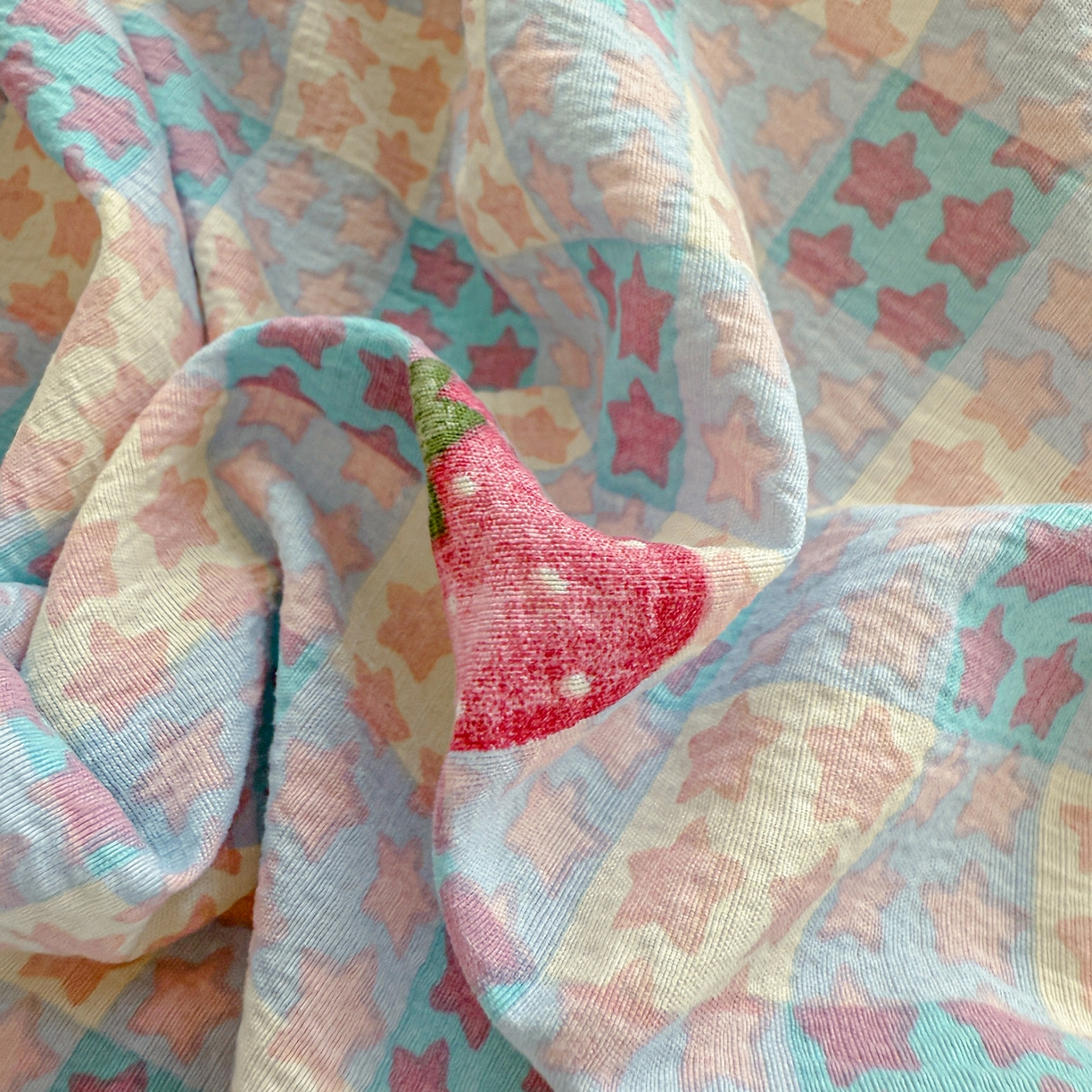 91家纺网 家纺一手货源 找家纺 晚爱家纺（原晚安家居） 2025新款云感双层纱贝壳边三角针工艺卡通小清新小碎花四件套 草莓甜心