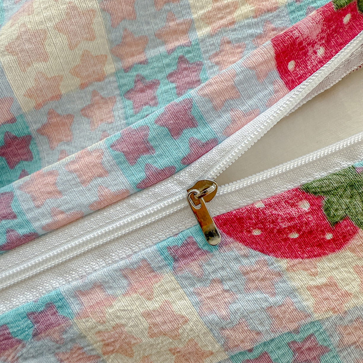 91家纺网 家纺一手货源 找家纺 晚爱家纺（原晚安家居） 2025新款云感双层纱贝壳边三角针工艺卡通小清新小碎花四件套 草莓甜心