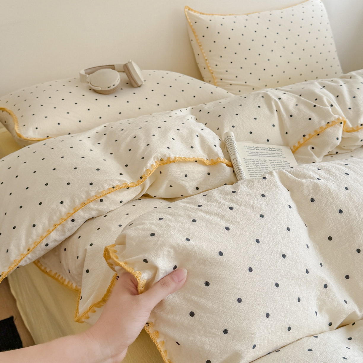 91家纺网 家纺一手货源 找家纺 晚爱家纺（原晚安家居） 2025新款云感双层纱贝壳边三角针工艺卡通小清新小碎花四件套 波点黄