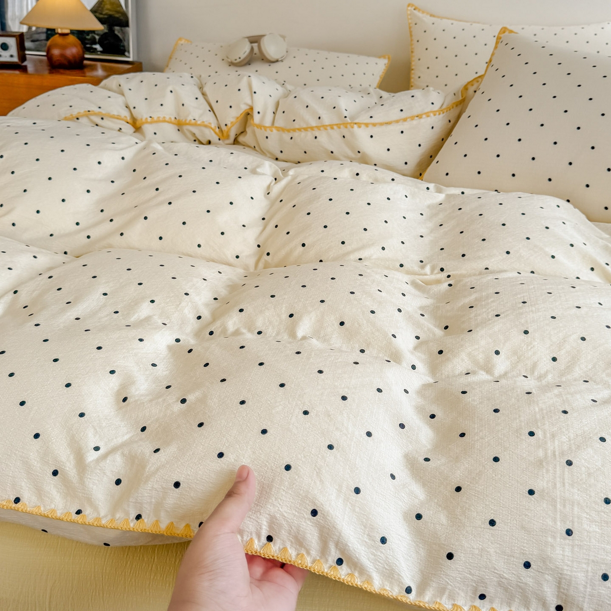 91家纺网 家纺一手货源 找家纺 晚爱家纺（原晚安家居） 2025新款云感双层纱贝壳边三角针工艺卡通小清新小碎花四件套 波点黄