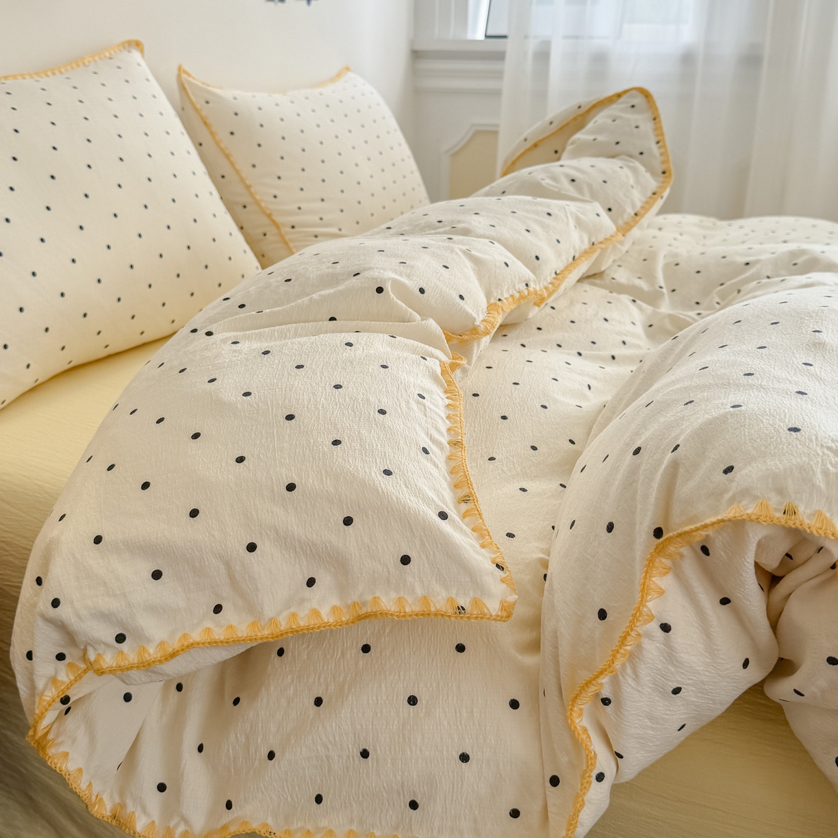 91家纺网 家纺一手货源 找家纺 晚爱家纺（原晚安家居） 2025新款云感双层纱贝壳边三角针工艺卡通小清新小碎花四件套 波点黄