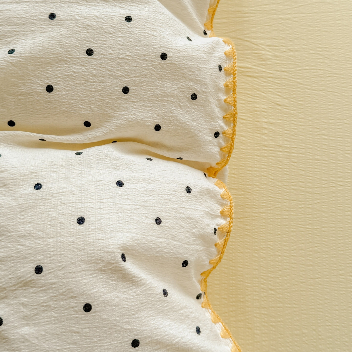 91家纺网 家纺一手货源 找家纺 晚爱家纺（原晚安家居） 2025新款云感双层纱贝壳边三角针工艺卡通小清新小碎花四件套 波点黄