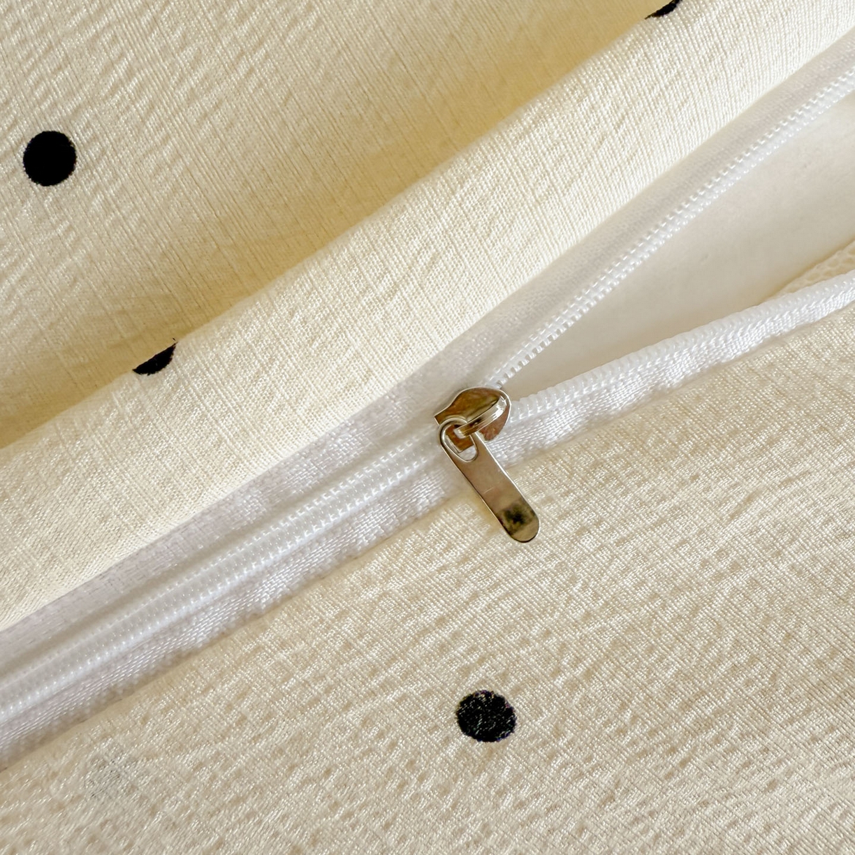 91家纺网 家纺一手货源 找家纺 晚爱家纺（原晚安家居） 2025新款云感双层纱贝壳边三角针工艺卡通小清新小碎花四件套 波点黄