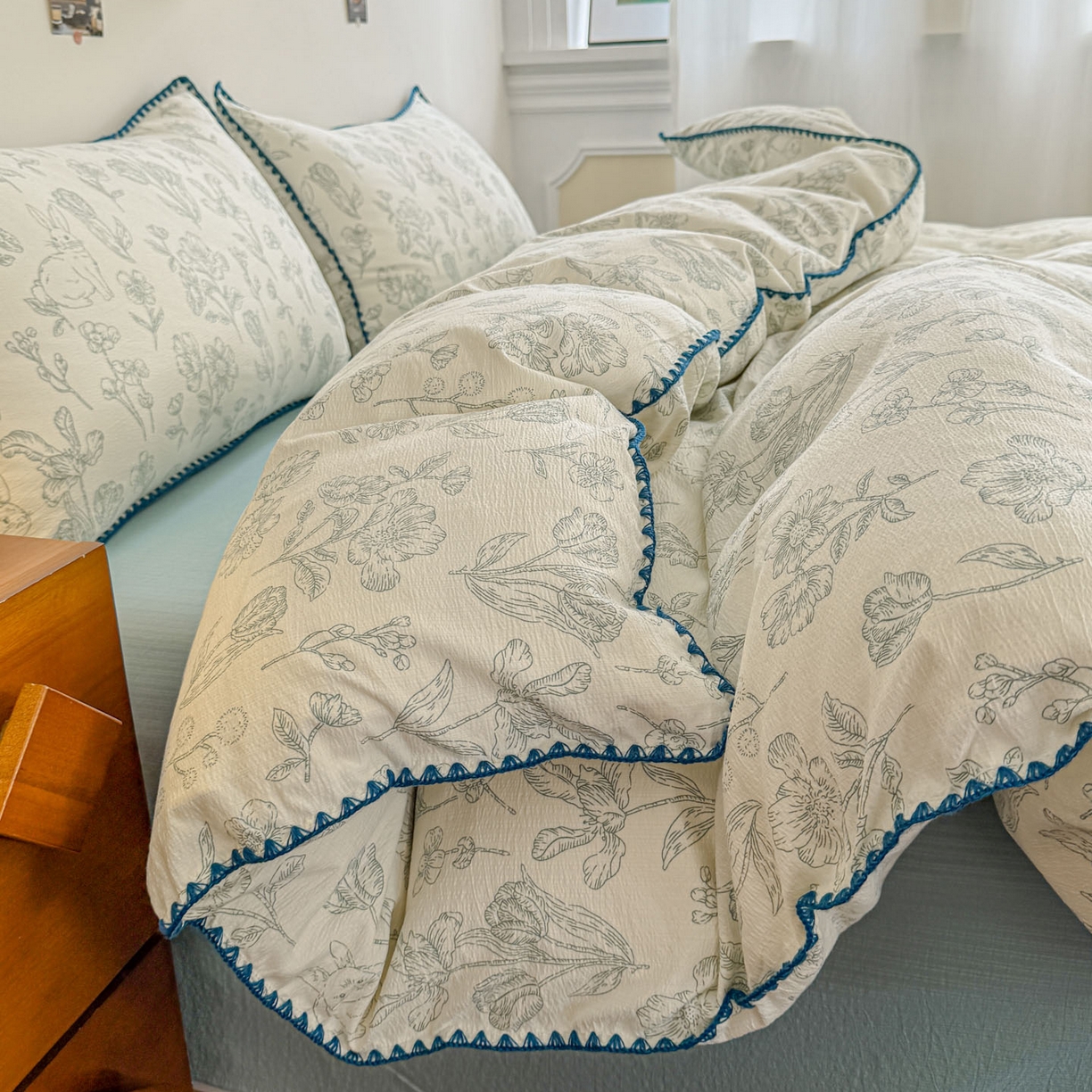 91家纺网 家纺一手货源 找家纺 晚爱家纺（原晚安家居） 2025新款云感双层纱贝壳边三角针工艺卡通小清新小碎花四件套 海象森林