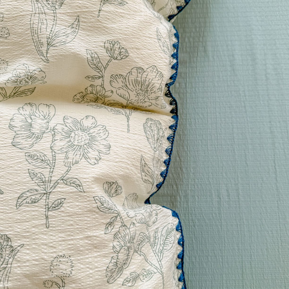 91家纺网 家纺一手货源 找家纺 晚爱家纺（原晚安家居） 2025新款云感双层纱贝壳边三角针工艺卡通小清新小碎花四件套 海象森林