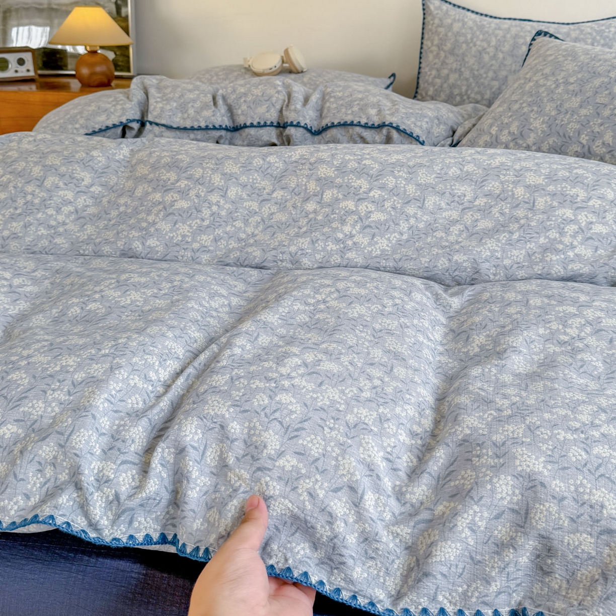 91家纺网 家纺一手货源 找家纺 晚爱家纺（原晚安家居） 2025新款云感双层纱贝壳边三角针工艺卡通小清新小碎花四件套 兰亭序