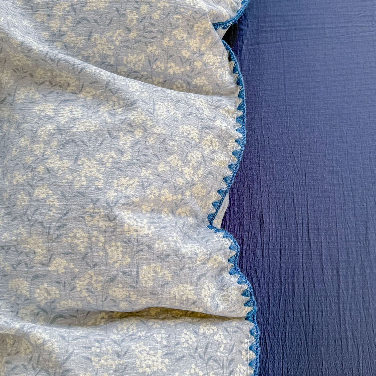 91家纺网 家纺一手货源 找家纺 晚爱家纺（原晚安家居） 2025新款云感双层纱贝壳边三角针工艺卡通小清新小碎花四件套 兰亭序