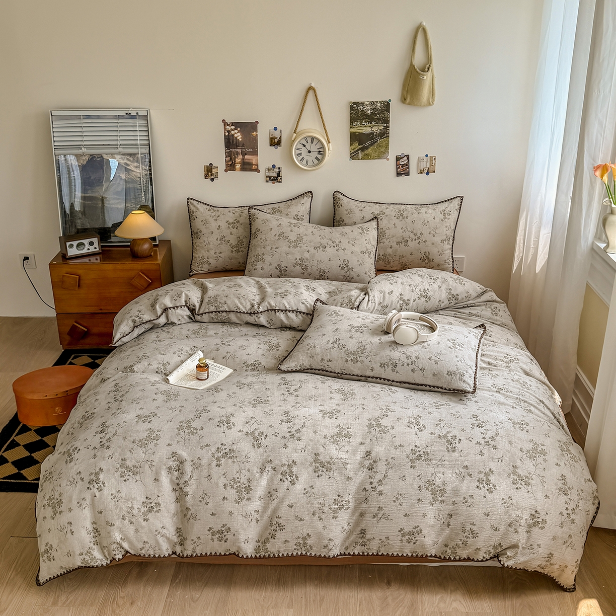 91家纺网 家纺一手货源 找家纺 晚爱家纺（原晚安家居） 2025新款云感双层纱贝壳边三角针工艺卡通小清新小碎花四件套 倾心咖