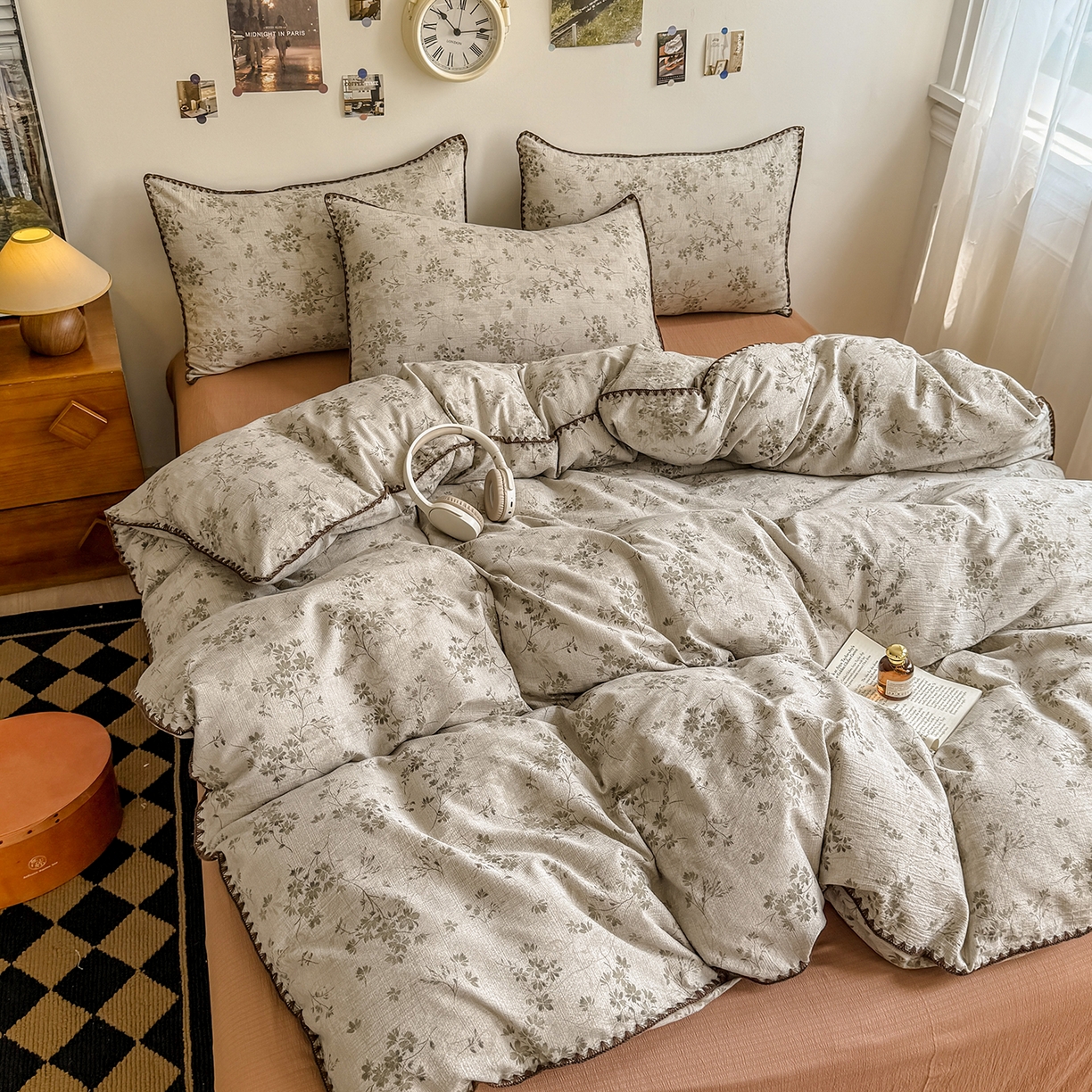 91家纺网 家纺一手货源 找家纺 晚爱家纺（原晚安家居） 2025新款云感双层纱贝壳边三角针工艺卡通小清新小碎花四件套 倾心咖