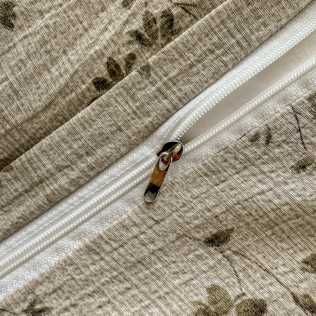 91家纺网 家纺一手货源 找家纺 晚爱家纺（原晚安家居） 2025新款云感双层纱贝壳边三角针工艺卡通小清新小碎花四件套 倾心咖