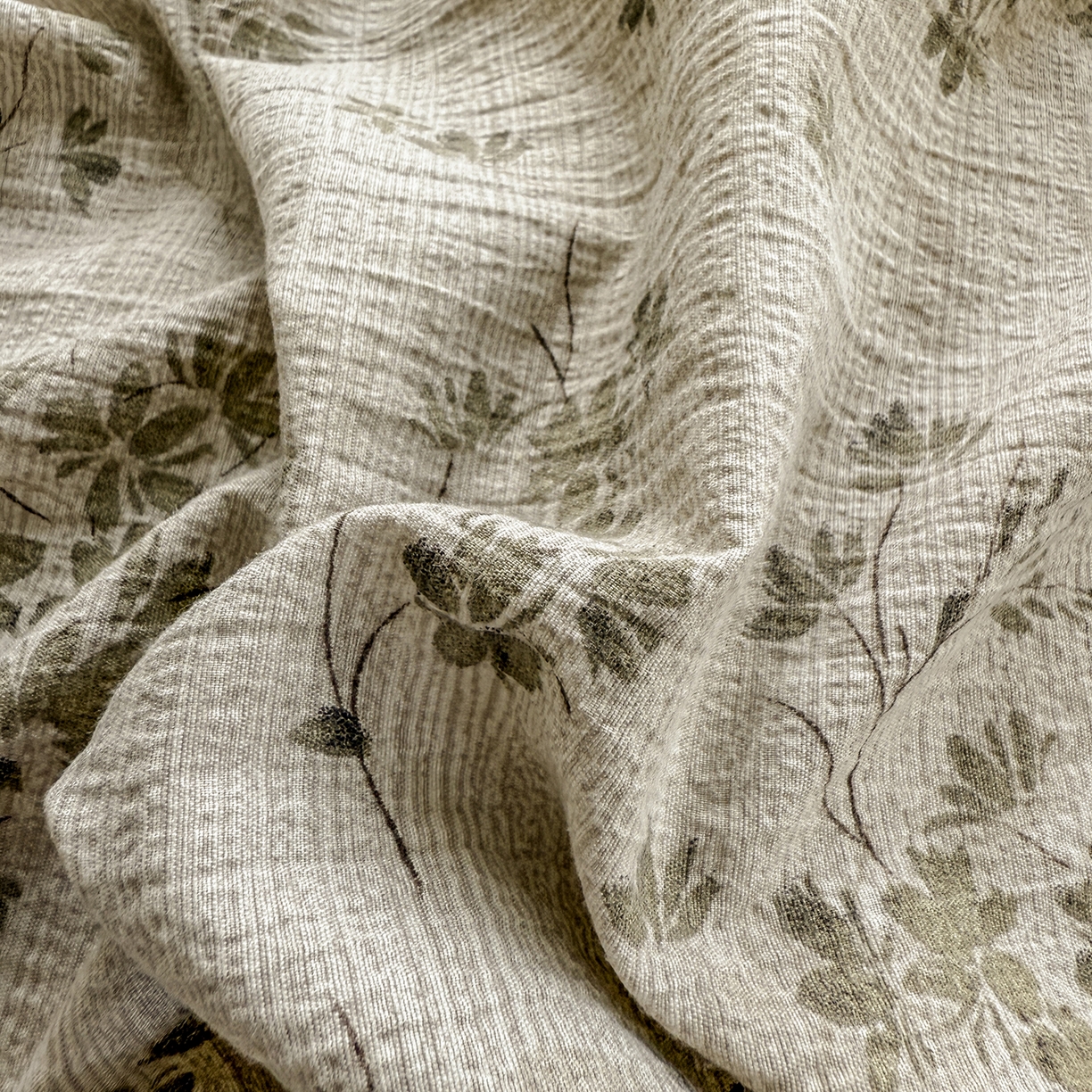 91家纺网 家纺一手货源 找家纺 晚爱家纺（原晚安家居） 2025新款云感双层纱贝壳边三角针工艺卡通小清新小碎花四件套 倾心咖