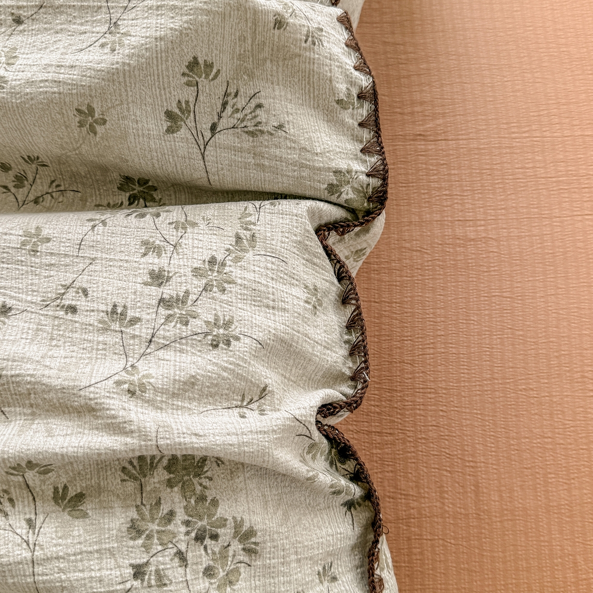 91家纺网 家纺一手货源 找家纺 晚爱家纺（原晚安家居） 2025新款云感双层纱贝壳边三角针工艺卡通小清新小碎花四件套 倾心咖