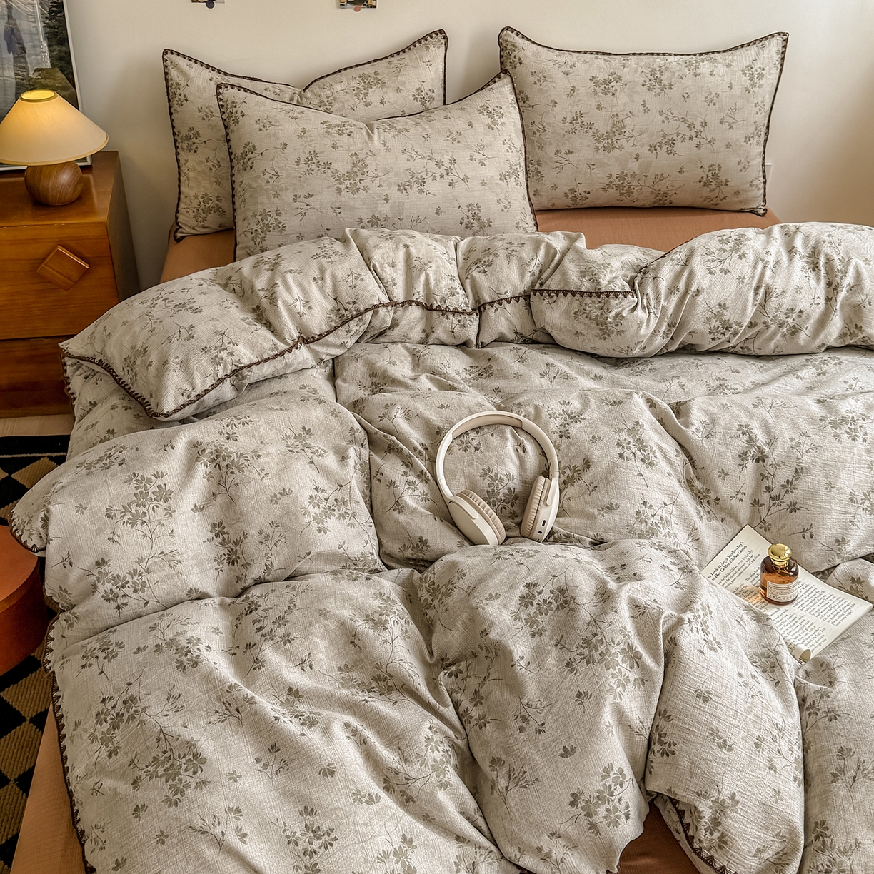 91家纺网 家纺一手货源 找家纺 晚爱家纺（原晚安家居） 2025新款云感双层纱贝壳边三角针工艺卡通小清新小碎花四件套 倾心咖