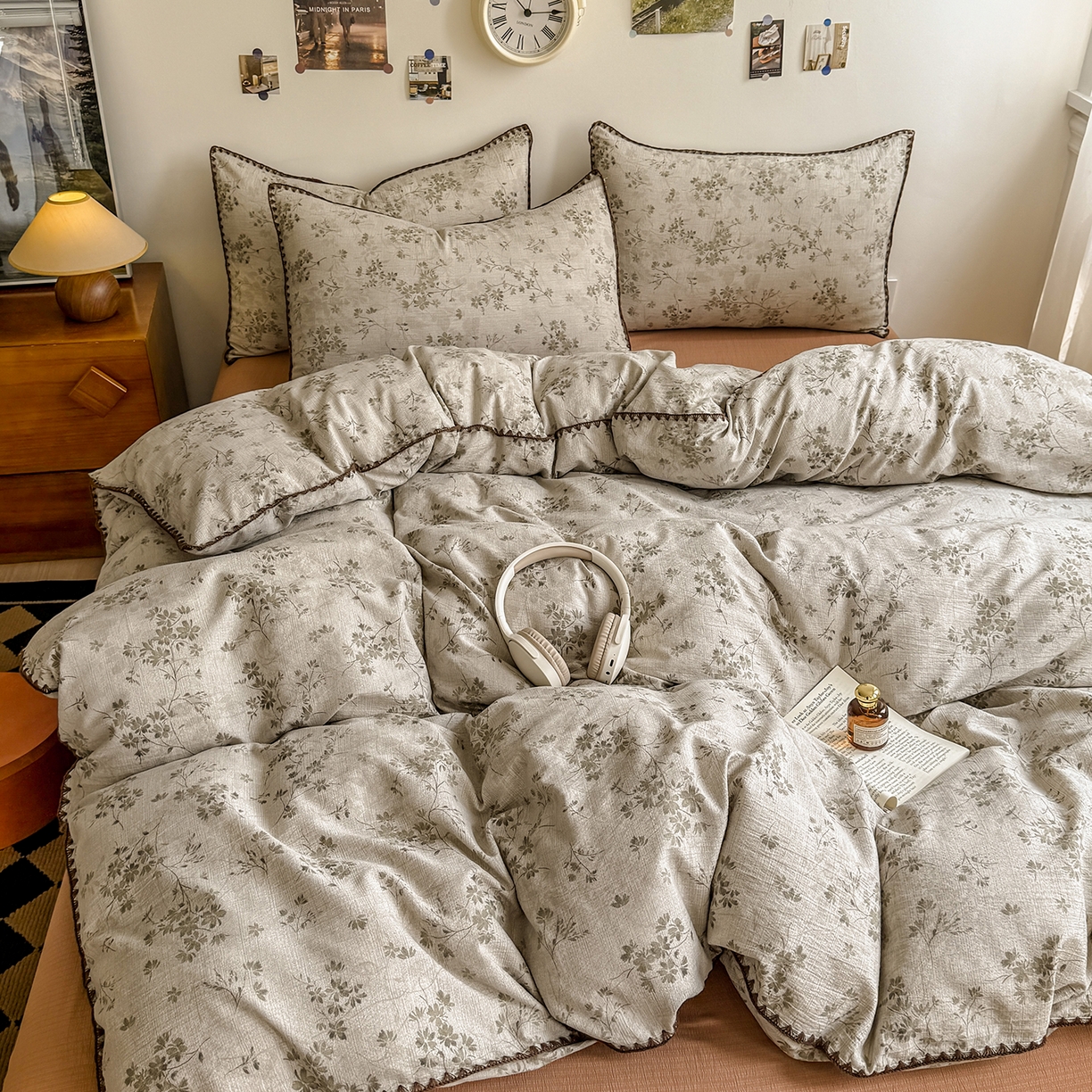 91家纺网 家纺一手货源 找家纺 晚爱家纺（原晚安家居） 2025新款云感双层纱贝壳边三角针工艺卡通小清新小碎花四件套 倾心咖