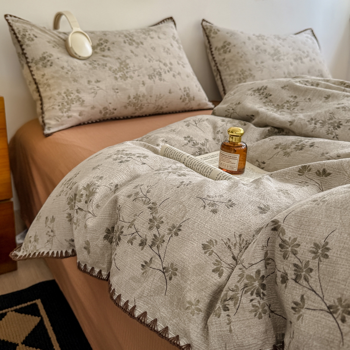 91家纺网 家纺一手货源 找家纺 晚爱家纺（原晚安家居） 2025新款云感双层纱贝壳边三角针工艺卡通小清新小碎花四件套 倾心咖