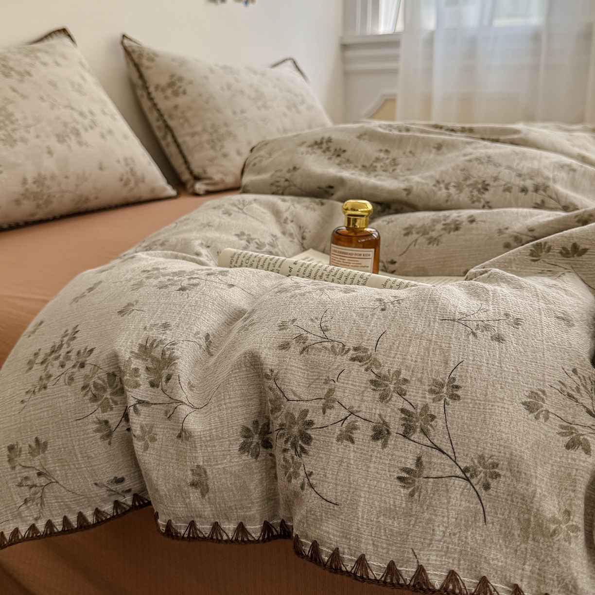 91家纺网 家纺一手货源 找家纺 晚爱家纺（原晚安家居） 2025新款云感双层纱贝壳边三角针工艺卡通小清新小碎花四件套 倾心咖