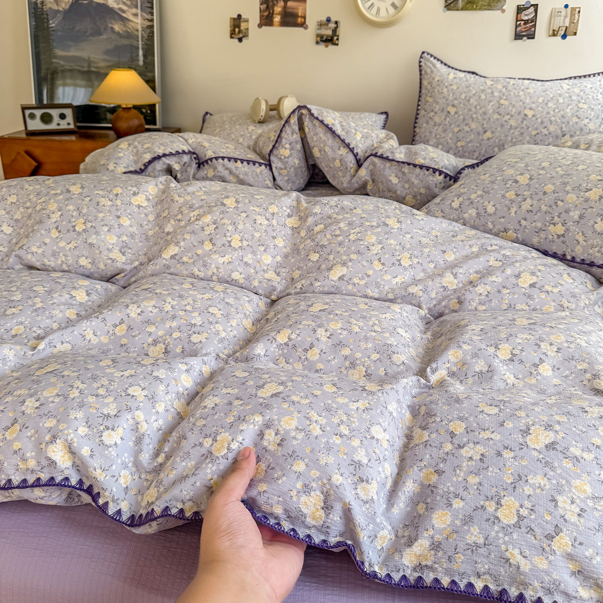 91家纺网 家纺一手货源 找家纺 晚爱家纺（原晚安家居） 2025新款云感双层纱贝壳边三角针工艺卡通小清新小碎花四件套 紫菊梗