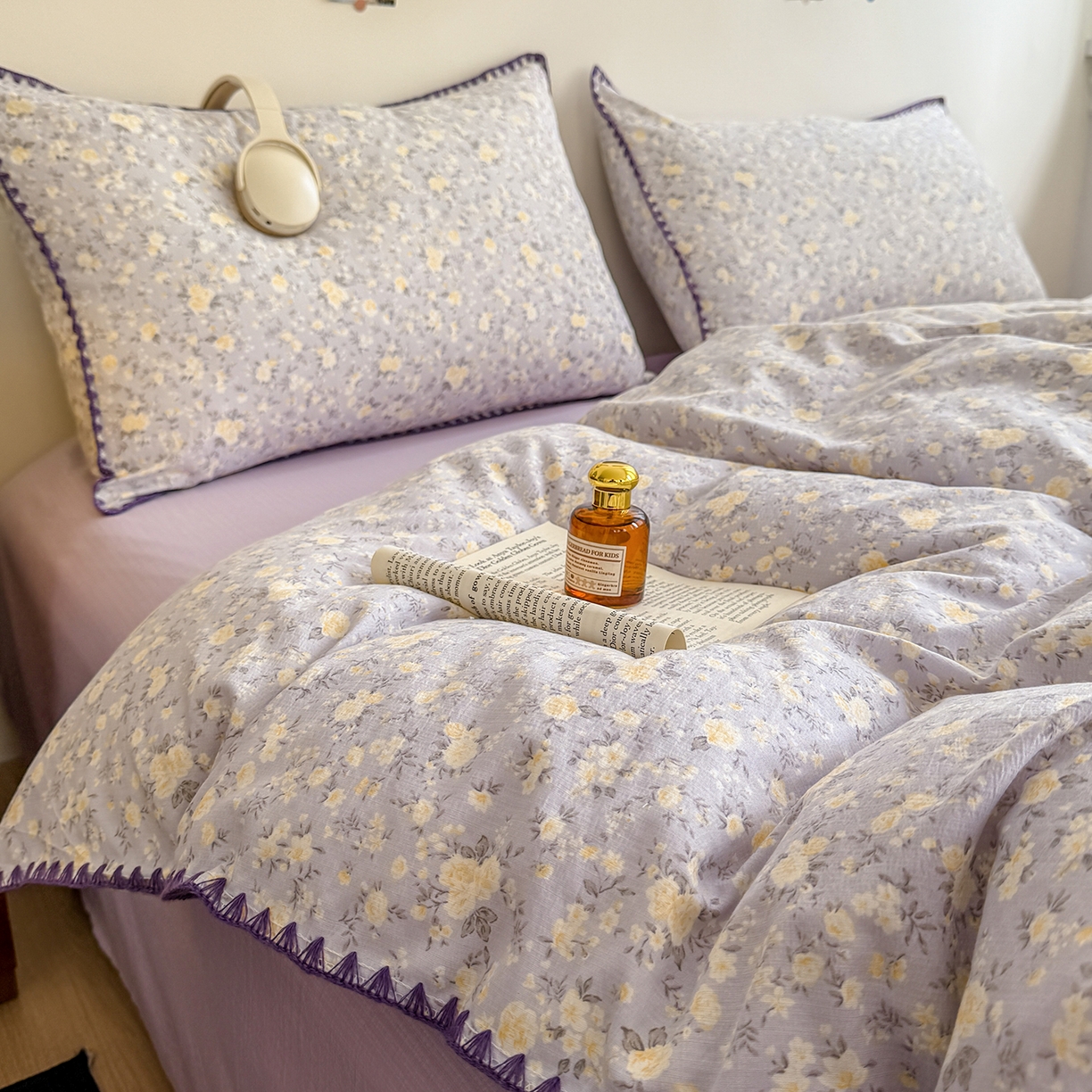 91家纺网 家纺一手货源 找家纺 晚爱家纺（原晚安家居） 2025新款云感双层纱贝壳边三角针工艺卡通小清新小碎花四件套 紫菊梗