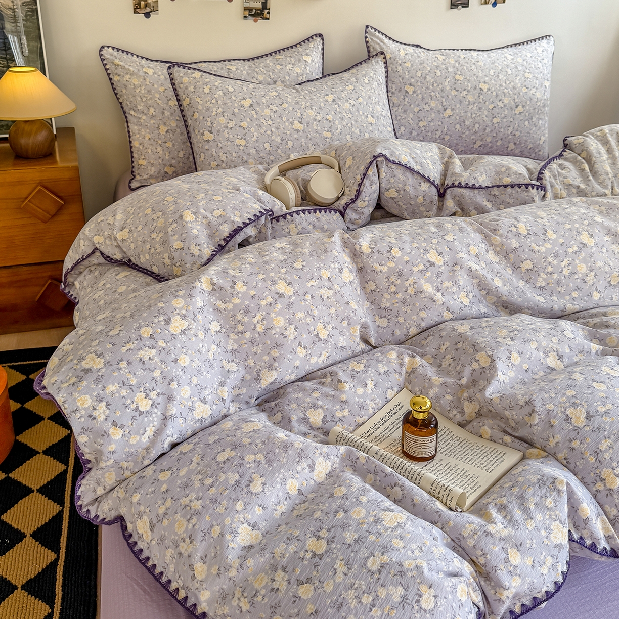 91家纺网 家纺一手货源 找家纺 晚爱家纺（原晚安家居） 2025新款云感双层纱贝壳边三角针工艺卡通小清新小碎花四件套 紫菊梗