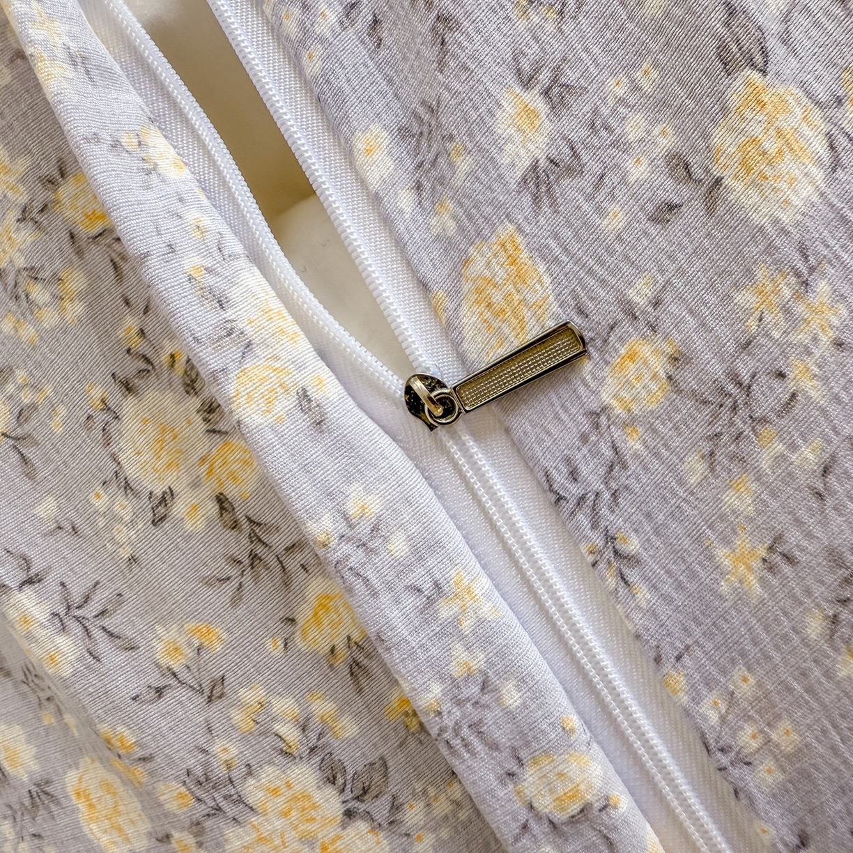 91家纺网 家纺一手货源 找家纺 晚爱家纺（原晚安家居） 2025新款云感双层纱贝壳边三角针工艺卡通小清新小碎花四件套 紫菊梗