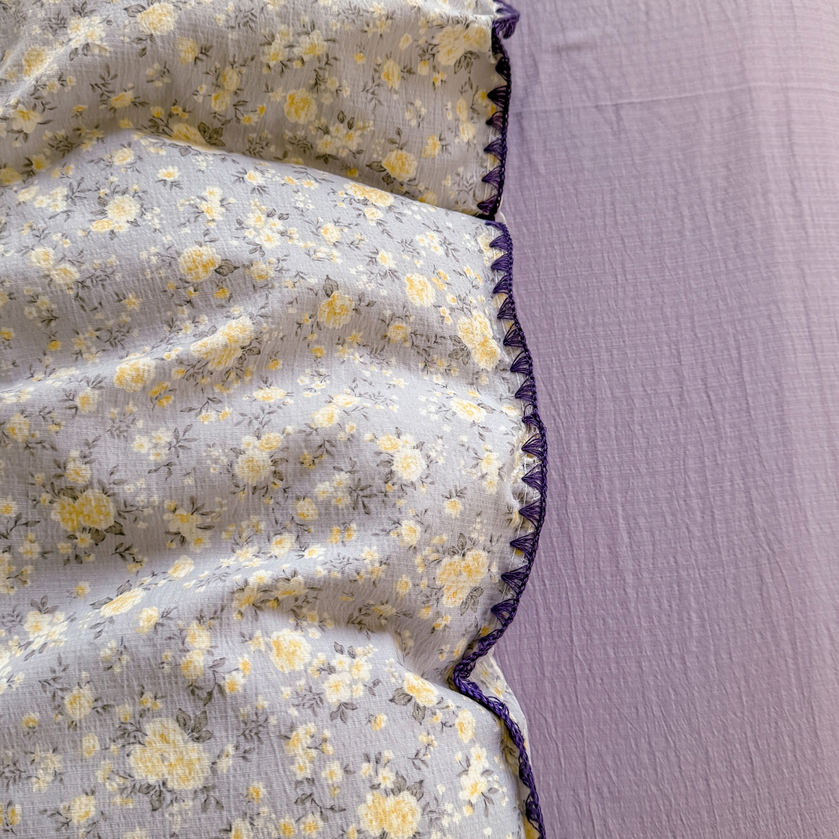 91家纺网 家纺一手货源 找家纺 晚爱家纺（原晚安家居） 2025新款云感双层纱贝壳边三角针工艺卡通小清新小碎花四件套 紫菊梗