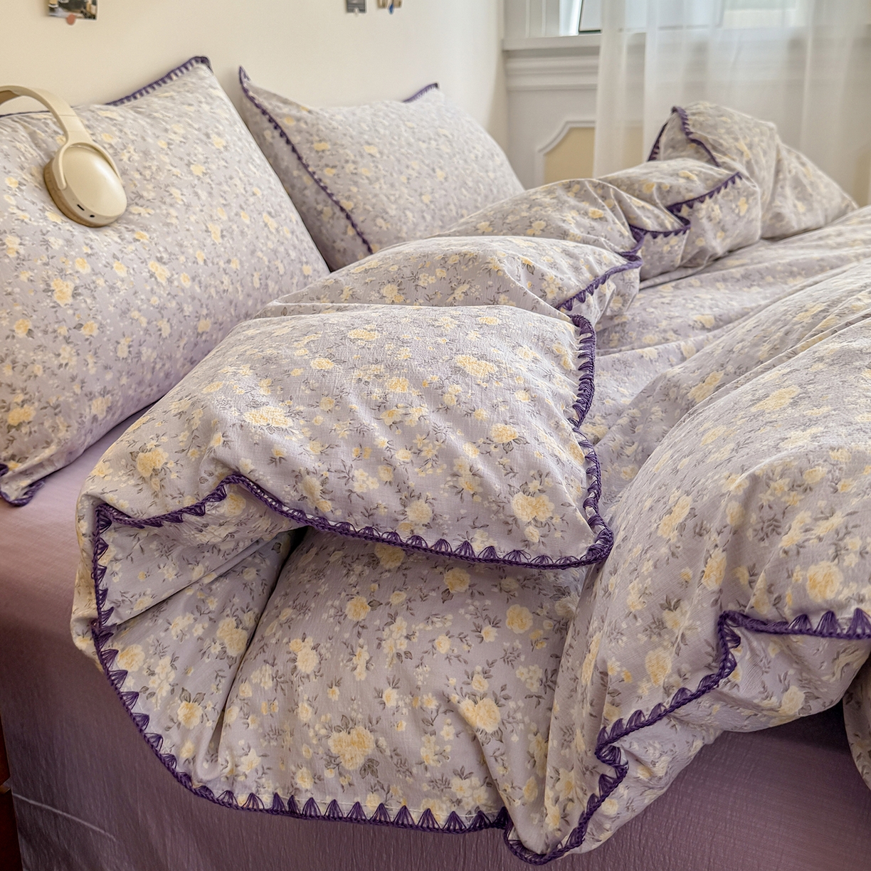 91家纺网 家纺一手货源 找家纺 晚爱家纺（原晚安家居） 2025新款云感双层纱贝壳边三角针工艺卡通小清新小碎花四件套 紫菊梗