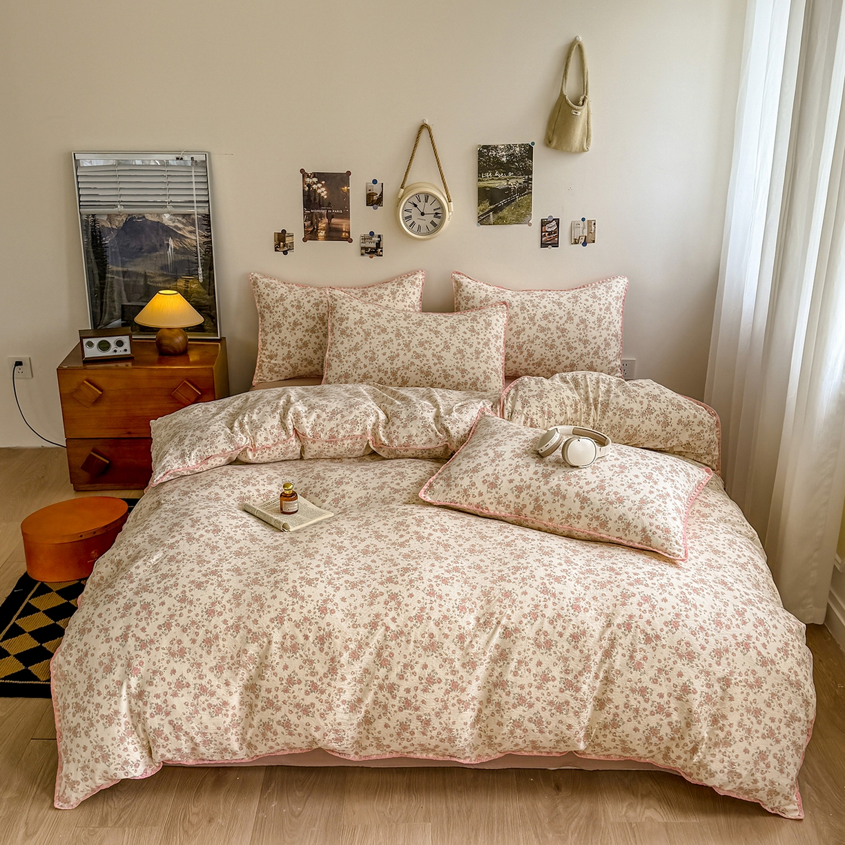 91家纺网 家纺一手货源 找家纺 晚爱家纺（原晚安家居） 2025新款云感双层纱贝壳边三角针工艺卡通小清新小碎花四件套 粉色玫瑰